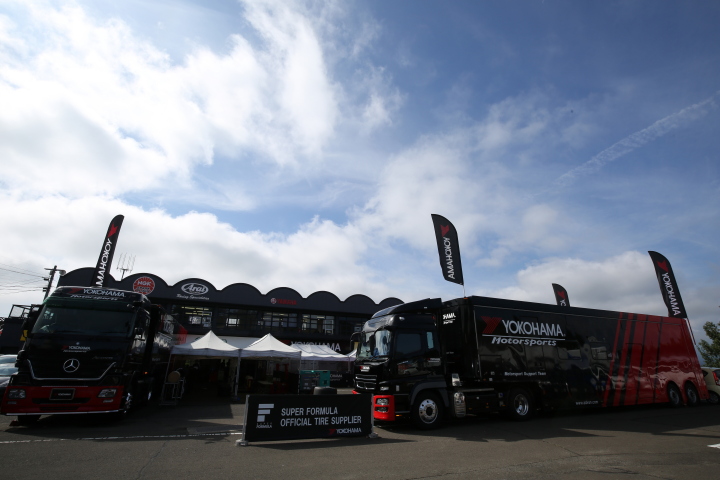 フリー走行: タイヤを供給するヨコハマタイヤのトランポ