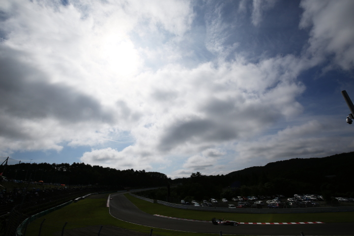 フリー走行: 上空に雲が広がるSUGO。SPコーナーを行く