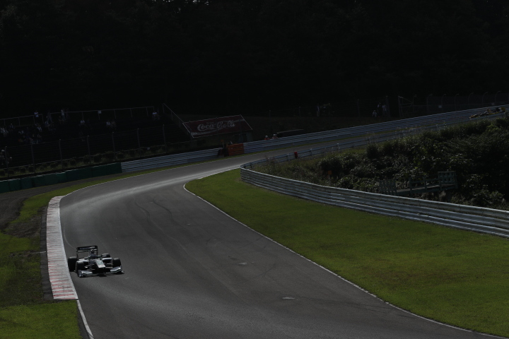 フリー走行: SPコーナーインを立ち上がるSF14