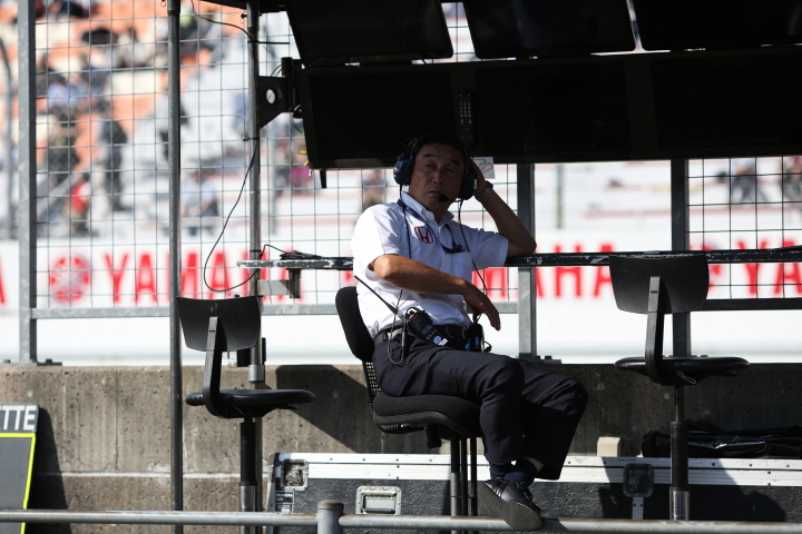 スタート進行: 中嶋悟監督（NAKAJIMA RACING）