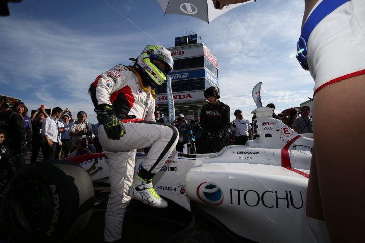 スタート進行: 関口雄飛（ITOCHU ENEX TEAM IMPUL）