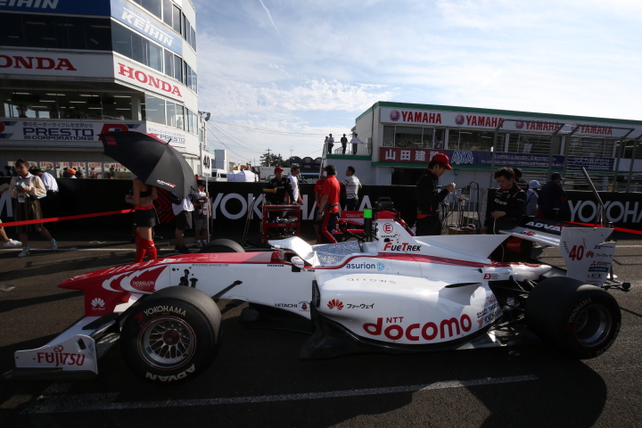 スタート進行: グリッドに付いた野尻智紀のDOCOMO DANDELION M40Y SF14