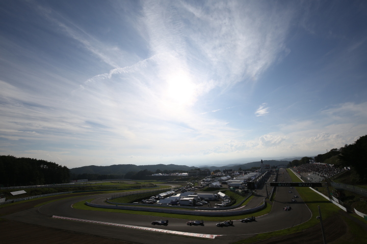 決勝レース: 青空の下、フォーメーションラップが始まった