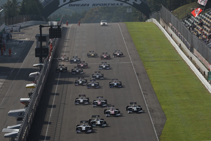 決勝レース: 68周のレースがスタートした