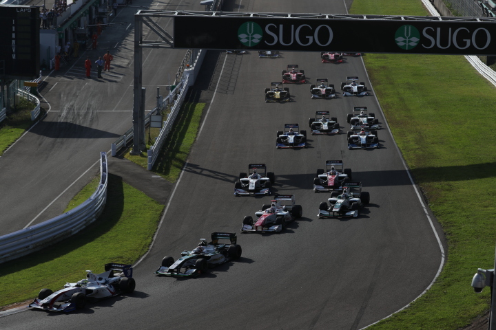 決勝レース: トップで1コーナーに飛び込む関口雄飛（ITOCHU ENEX TEAM IMPUL SF14）