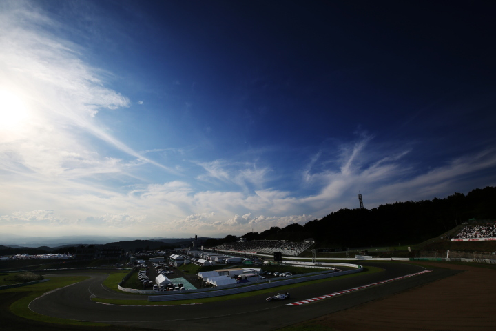 決勝レース: 青空の下、1コーナーから2コーナーへ