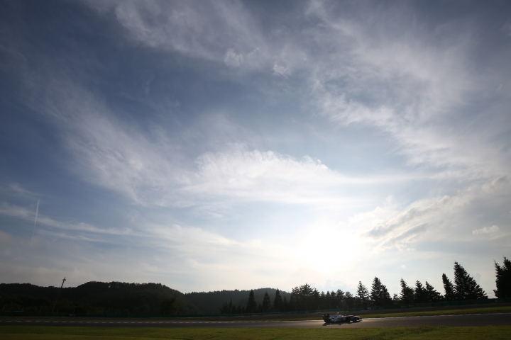 決勝レース: 巻雲の下、疾走するSFマシン