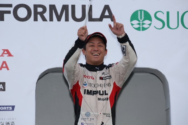 表彰式: 優勝した関口雄飛（ITOCHU ENEX TEAM IMPUL）
