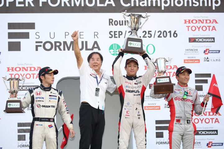 表彰式: 優勝・関口雄飛、2位・中嶋大祐、3位・野尻智紀