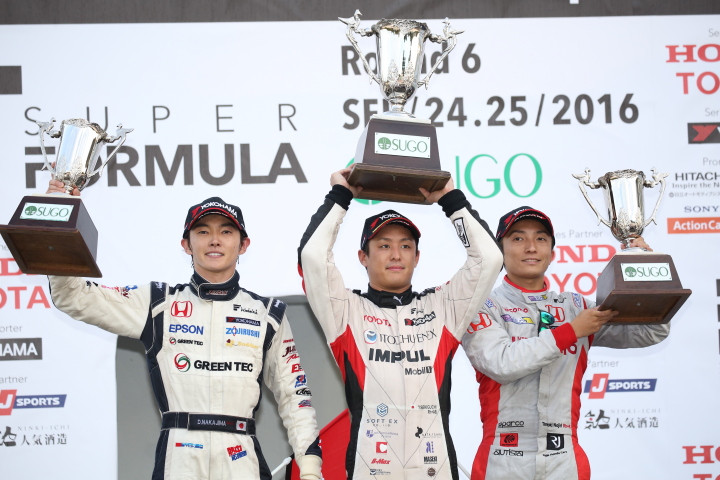 表彰式: 優勝・関口雄飛、2位・中嶋大祐、3位・野尻智紀