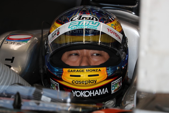 公式予選: ピットで待機する石浦宏明（P.MU/CERUMO · INGING）