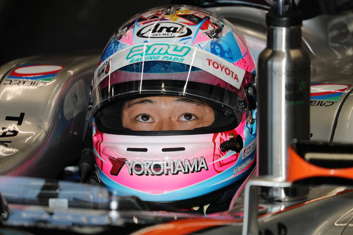 公式予選: ピットで待機する国本雄資（P.MU/CERUMO・INGING SF14）