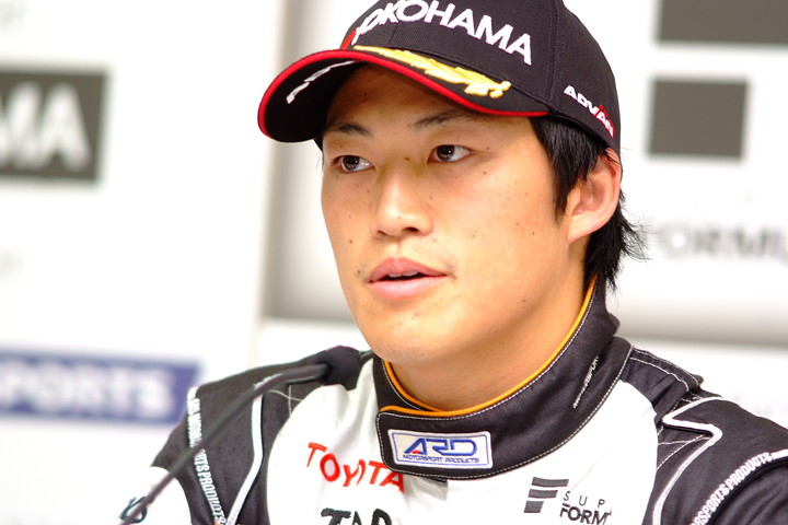 予選記者会見: レース1・2位、レース2・3位の国本雄資（P.MU/CERUMO · INGING）