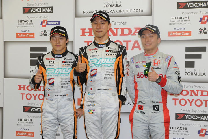 公式予選フォトセッション: レース1の予選上位3人