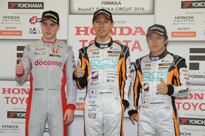 公式予選フォトセッション: レース2の予選上位3人