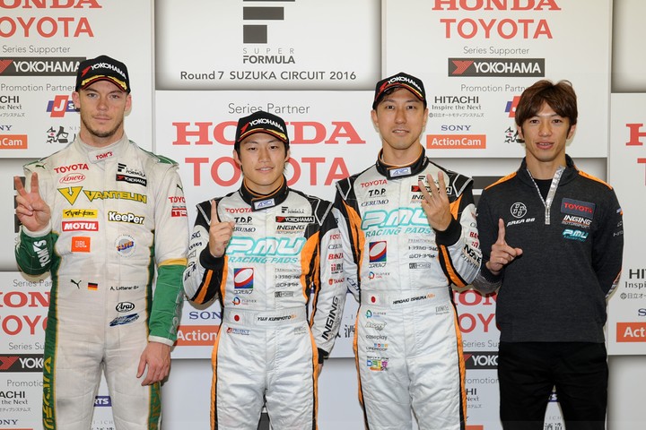 レース1決勝フォトセッション: トップ3と優勝チーム監督