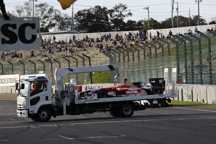 レース2決勝: ストレートでクラッシュした山本尚貴（TEAM無限SF14）