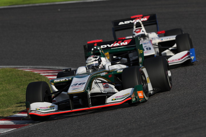 レース2決勝: アンドレ・ロッテラーとジョアオ・パオロ・デ・オリベイラの争い