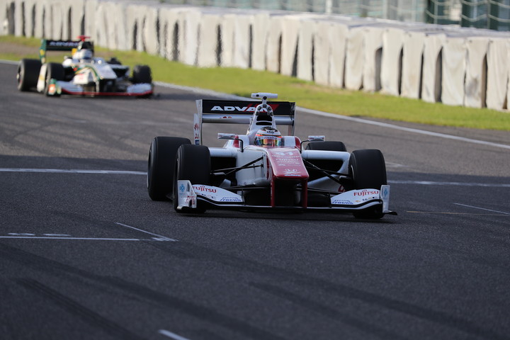 レース2決勝: トップでゴールするストフェル・バンドーン（DOCOMO DANDELION M41S SF14）