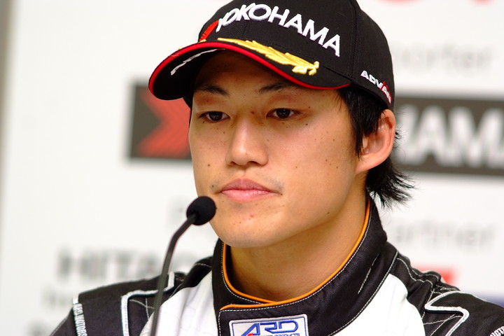 チャンピオン会見: ドライバーズチャンピオンの国本雄資（P.MU/CERUMO · INGING）