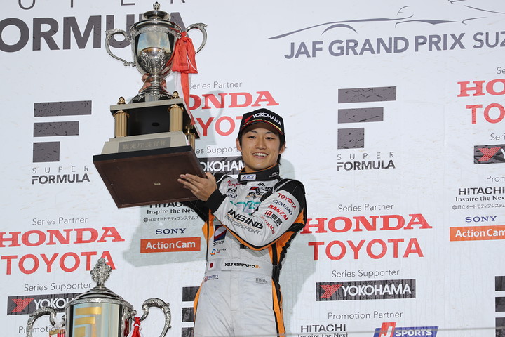 レース2決勝表彰式: ドライバーズチャンピオンを決めた国本雄資（P.MU/CERUMO · INGING）