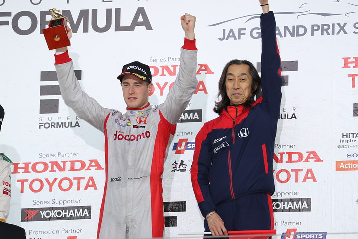 レース2決勝表彰式: 優勝したストフェル・バンドーンと村岡潔監督（DOCOMO TEAM DANDELION RACING）