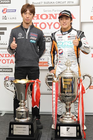 チームチャンピオンを獲得したセルモ・インギングの立川祐路監督とドライバーチャンピオンの国本雄資
