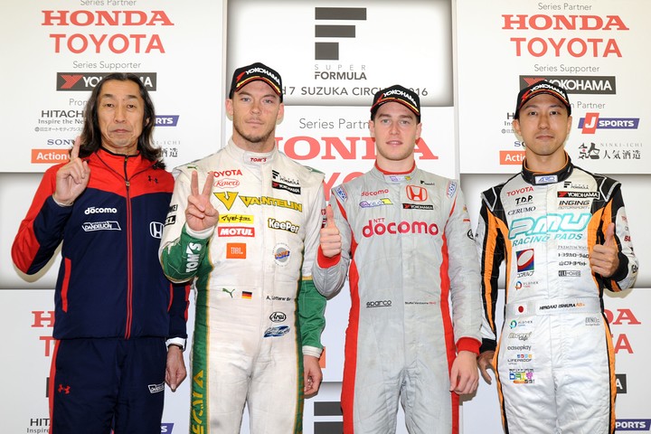 レース2決勝フォトセッション: トップ3と優勝チーム監督