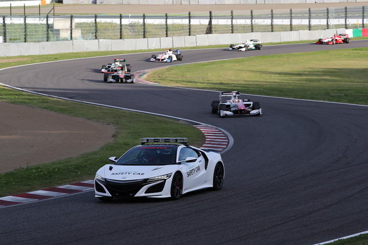 レース2決勝: 2回のセーフティーカーが入る荒れたレースとなった