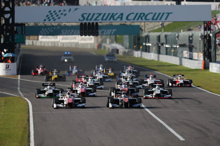 レース2決勝: シーズン最後、35周のレースがスタートした