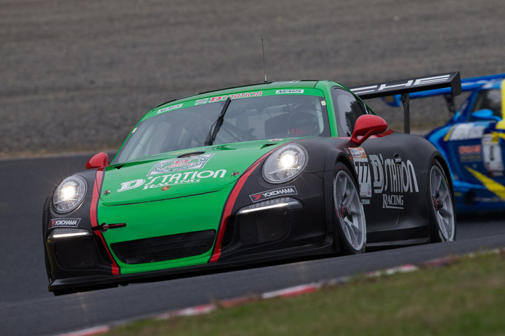 ST-1クラスポールポジションの星野敏／荒聖治組（D'station Porsche 991）