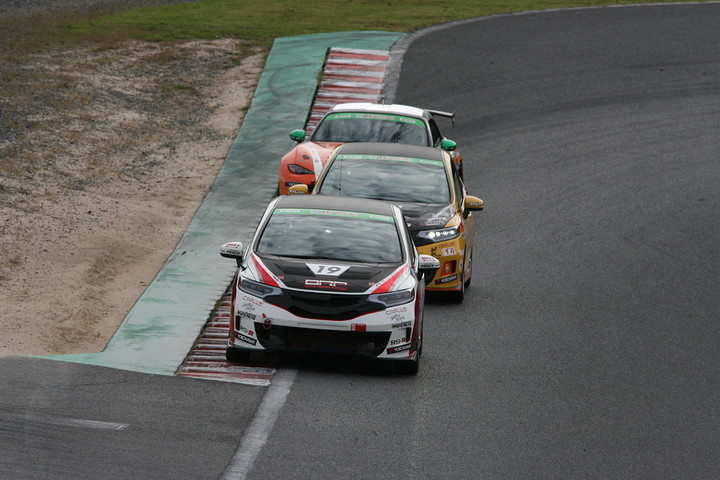 BRP★J'S RACINGホンダカーズ三重北FITとBRP★J'S RACINGホンダカーズ浜松北みきゃんFITのトップ争い