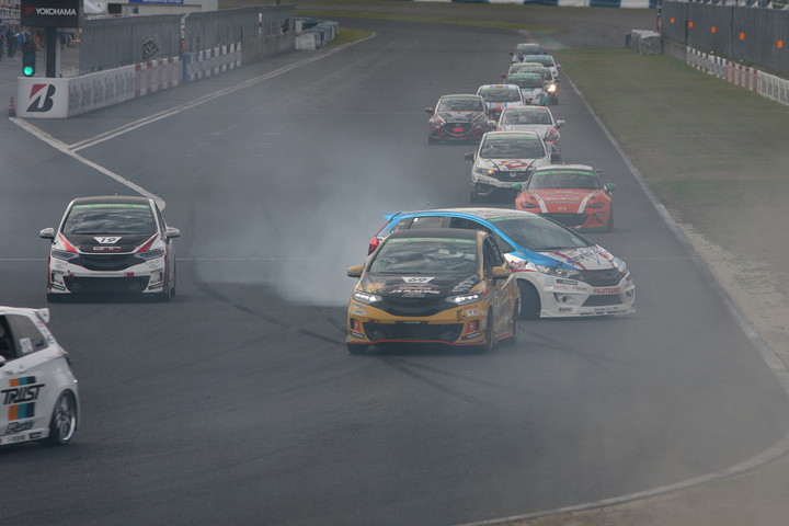 ストレートで横を向くススム・ナカムラ（ホンダカーズ野崎with CUSCO & FUJITSUBO）