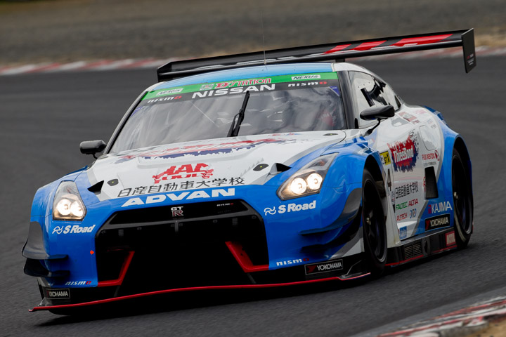 ST-Xクラスで優勝してチャンピンを獲得した内田優大／藤井誠暢／平峰一貴組（スリーボンド日産自動車大学校GT-R）