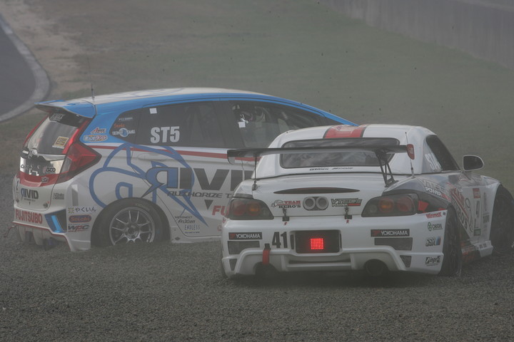 コースアウトした石川京侍とススム・ナカムラ