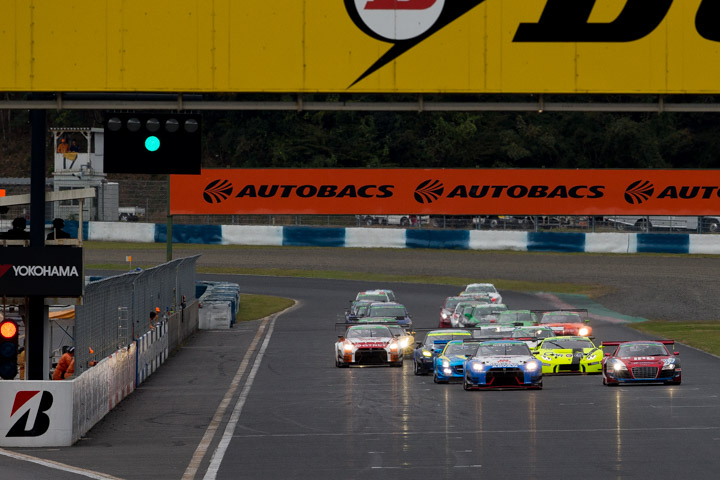 グループ1の3時間の決勝レースがスタートした