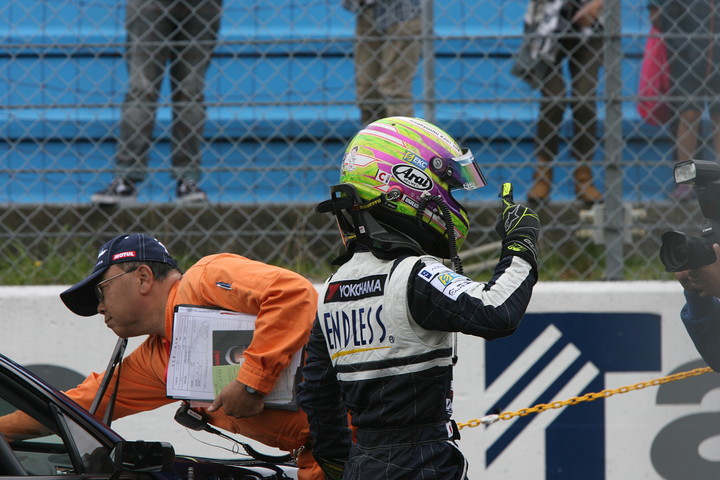 トップでゴールし、喜ぶ元嶋佑弥だったが……