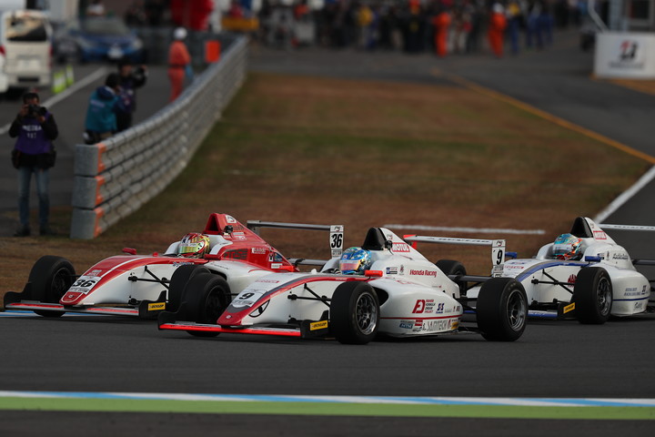 スタート直後、1コーナーの攻防