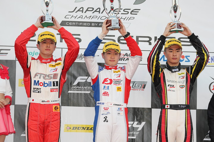 表彰式: 優勝・阪口晴南、2位・宮田莉朋、3位・大湯都史樹