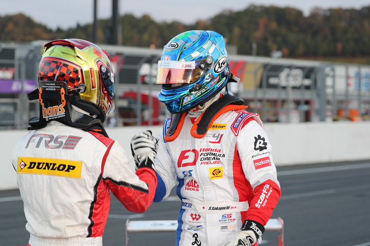 優勝した阪口晴南と2位の宮田莉朋ががっちり握手