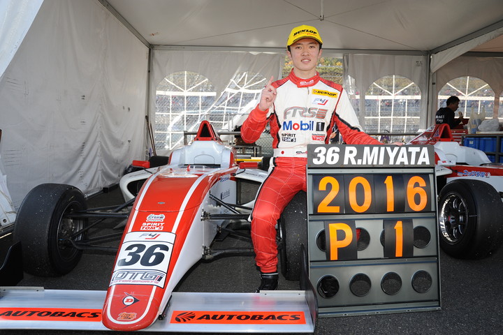 2016年シリーズのドライバーズチャンピオンを宮田莉朋（トムス・スピリット）
