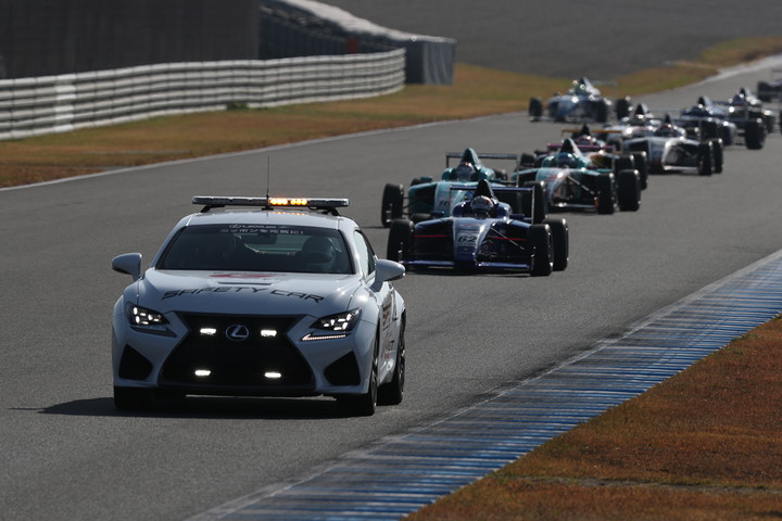 レースは序盤にセーフティーカーが導入された