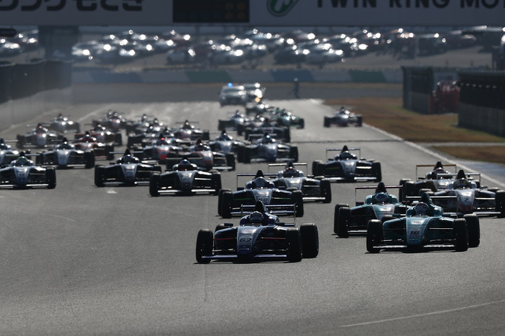 12周の決勝レースがスタートした