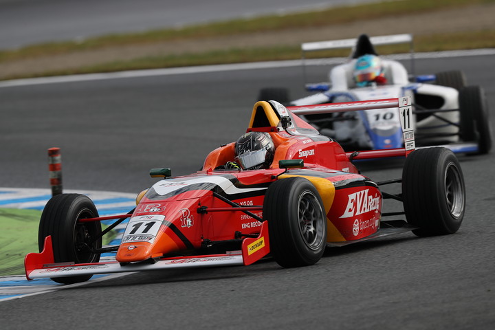 トップに立った大湯都史樹（エヴァRT弐号機tanzen Rn-s）だったがウェットタイヤのため順位を落とす