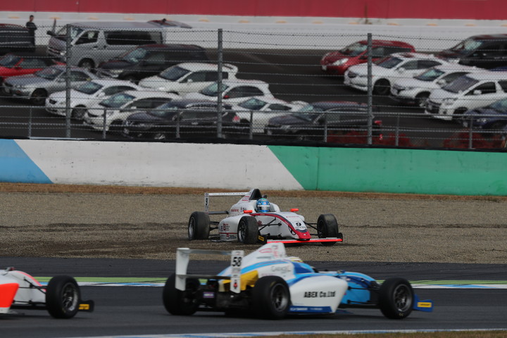 スタート直後、コースアウトする阪口晴南（HFDP/SRS/コチラレーシング）