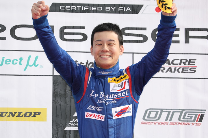 表彰式: 優勝した川合孝汰（Le Beausset Motorsports）