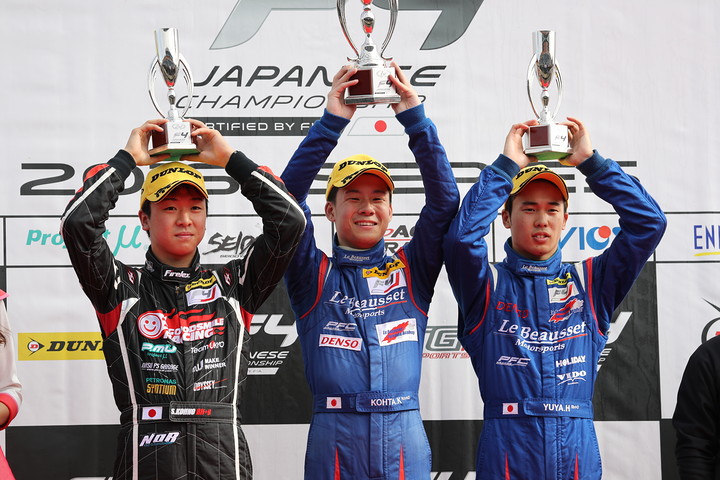 表彰式: 優勝・川合孝汰、2位・河野駿佑、3位・平木湧也