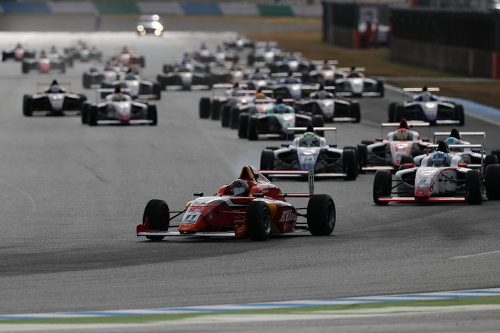 12周の決勝レースがスタートした