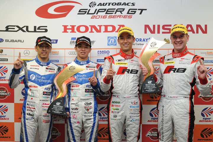 決勝フォトセッション: 両クラスで優勝したドライバー