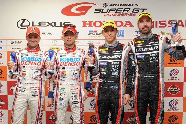 予選フォトセッション: 両クラスのポールシッター